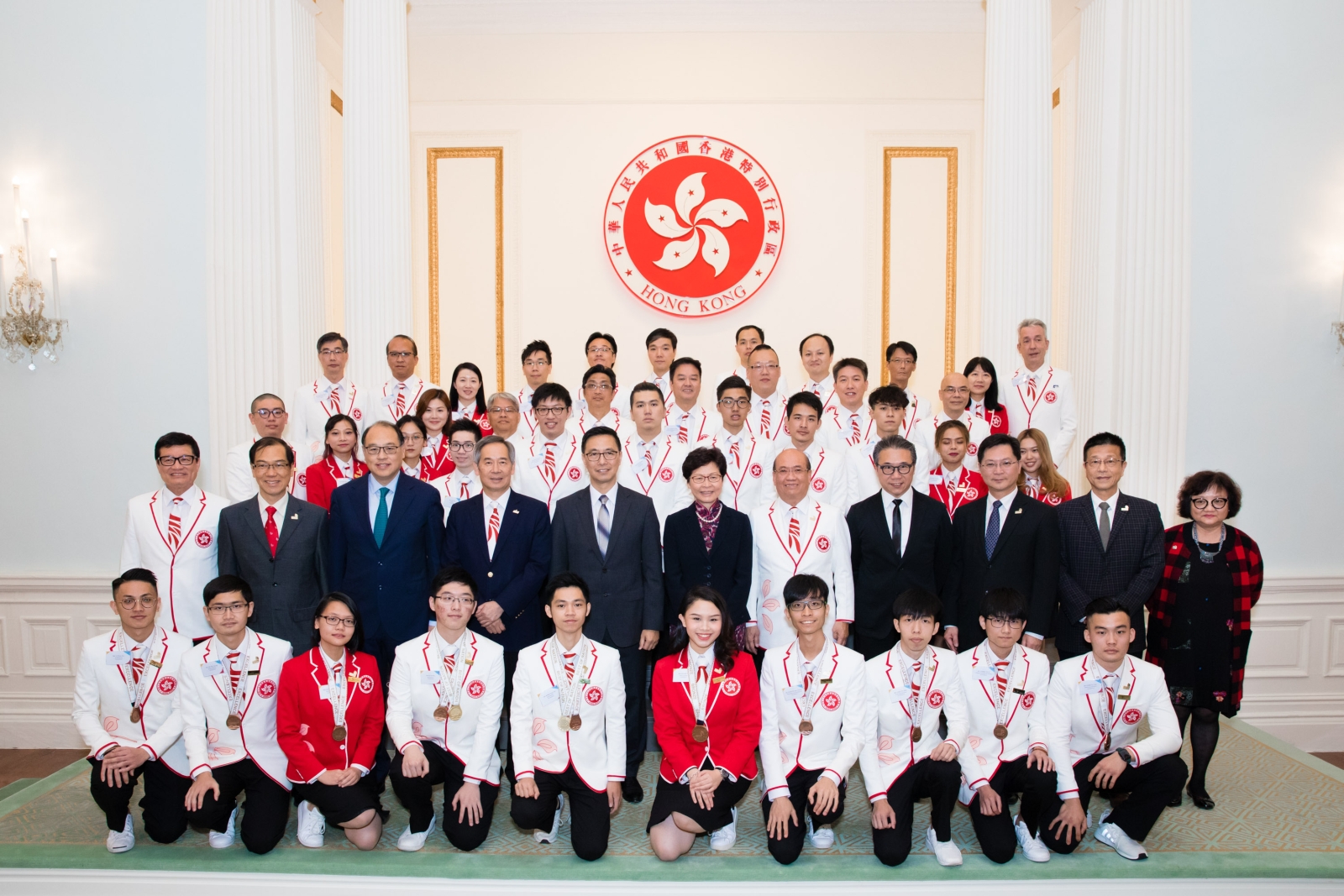 行政長官林鄭月娥（第二排中）嘉許出戰上屆「世界技能大賽」的香港年輕選手，並與代表隊成員會面