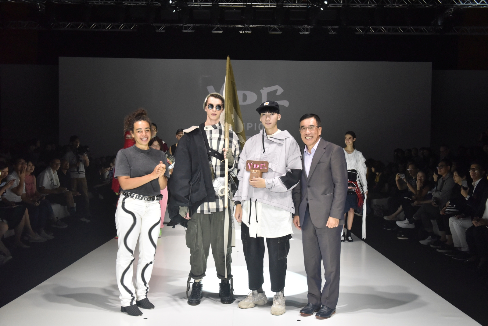 HKDI時裝設計高級文憑畢業生陳星彤（右二）奪得「香港青年時裝設計家創作表演賽2018」冠軍，將獲贊助前往Martine ROSE工作室實習一個月

（照片由香港貿易發展局提供）