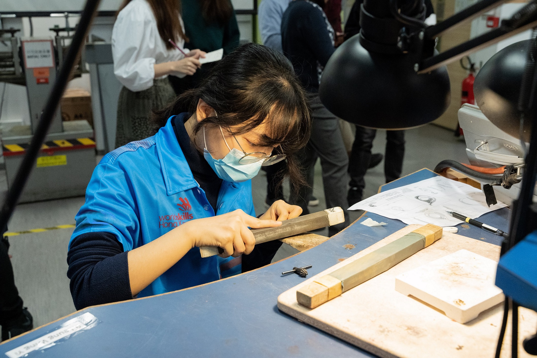 YU Tsz-yi, graduate of the HKDI Higher Diploma in Jewellery Design and Technology programme, is a winner of the “Jewellery” skill in the WorldSkills Hong Kong Competition this year. She receives practical training in a workshop during her internship with a jewellery firm arranged by HKDI