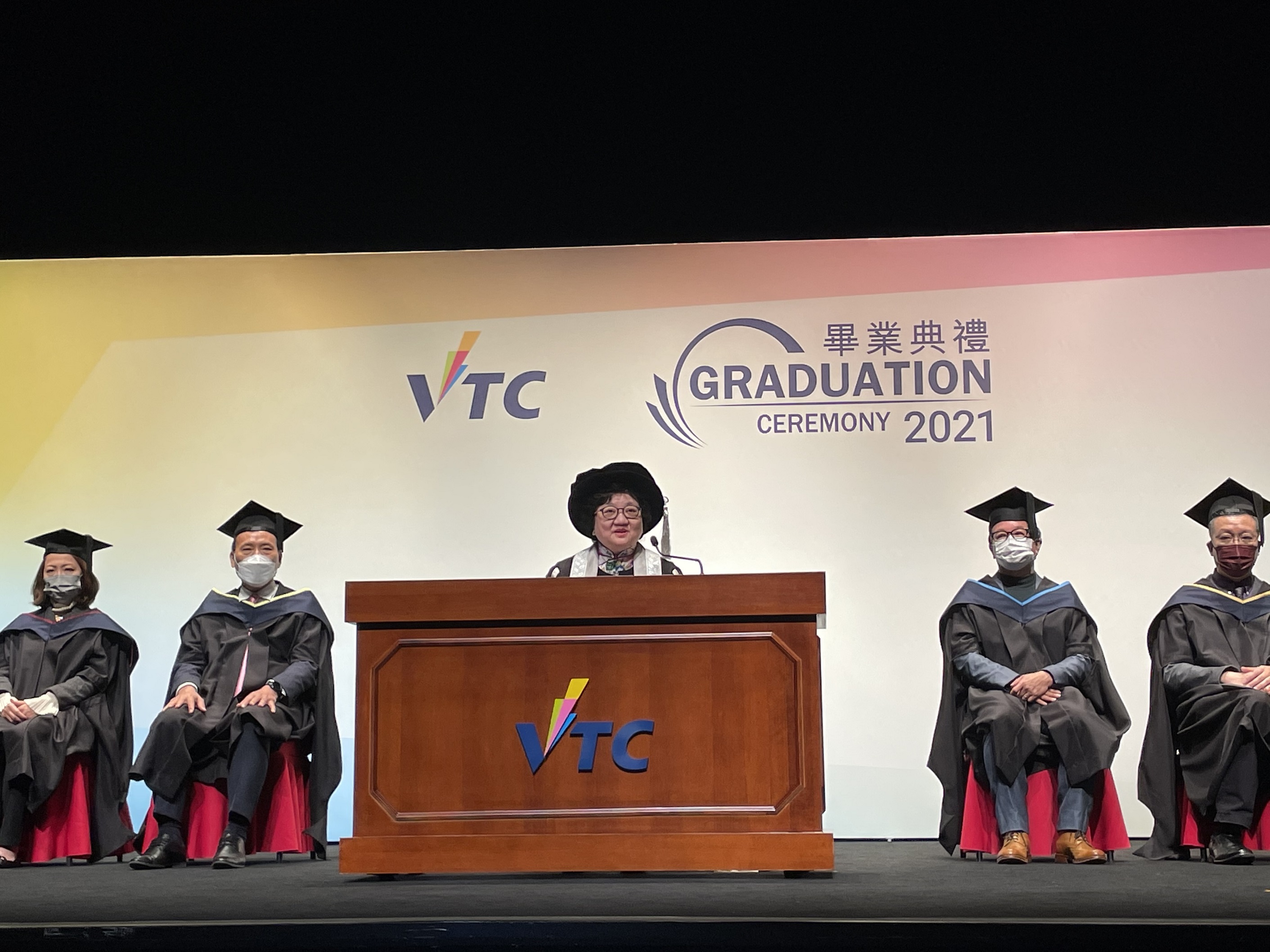 VTC執行幹事尤曾家麗博士（中）勉勵畢業同學在專業發展路上，要學懂應付挑戰，努力裝備自己