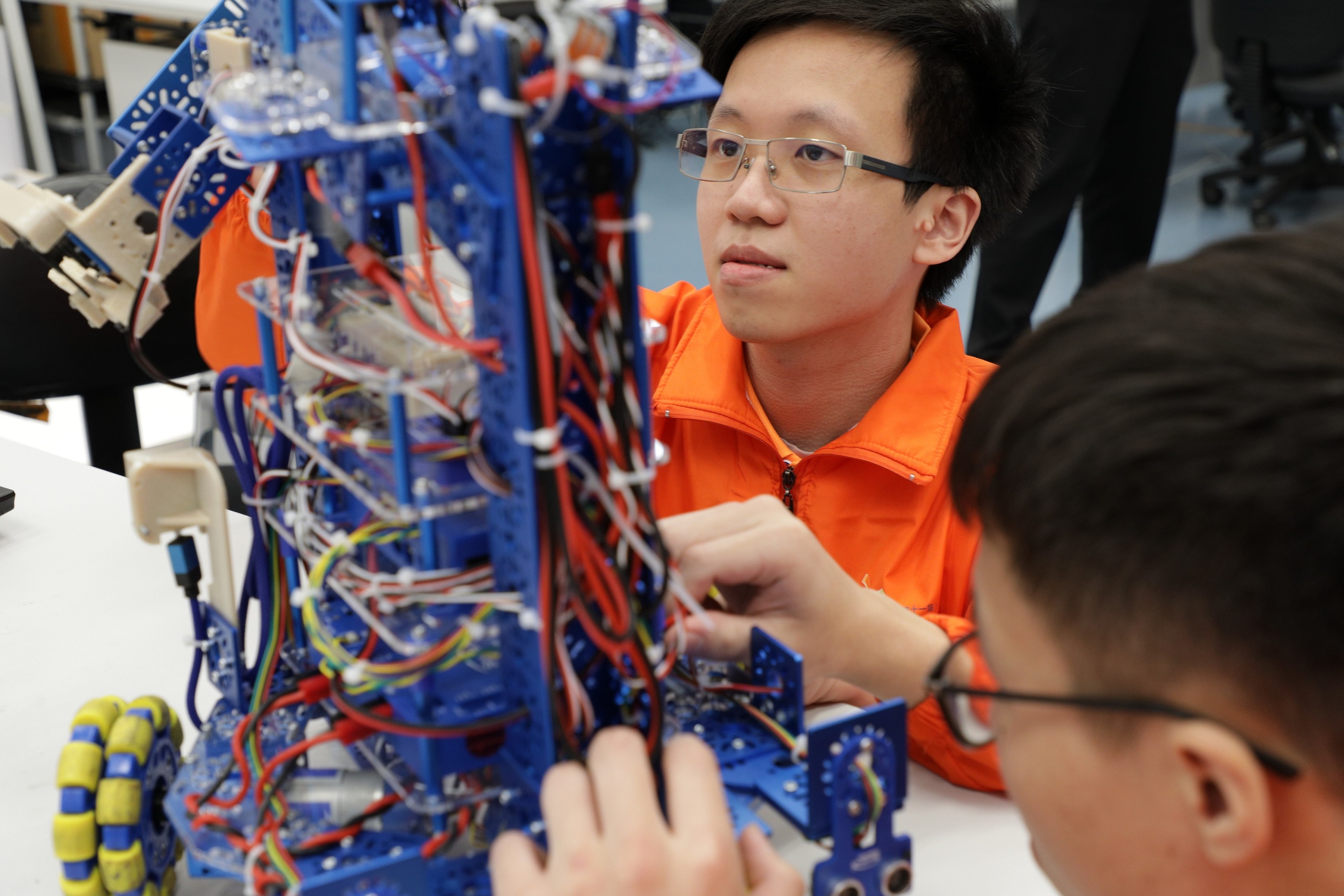 IVE電機工程高級文憑學生鄭鶴明（左）和IVE機械工程學高級文憑畢業生呂嘉傑（右）組成「最佳拍檔」，參加移動機器人項目，開發機器人完成多個指定任務，因表現出色獲奬