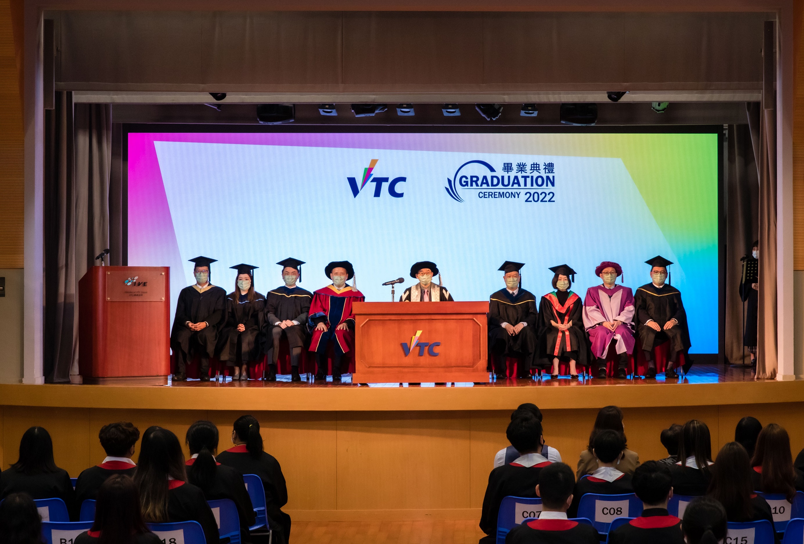 今年逾1萬6千名來自VTC多間院校成員的畢業生，會於畢業典禮獲頒授學士學位、高級文憑、基礎課程文憑、職專文憑、文憑和證書等各級學歷