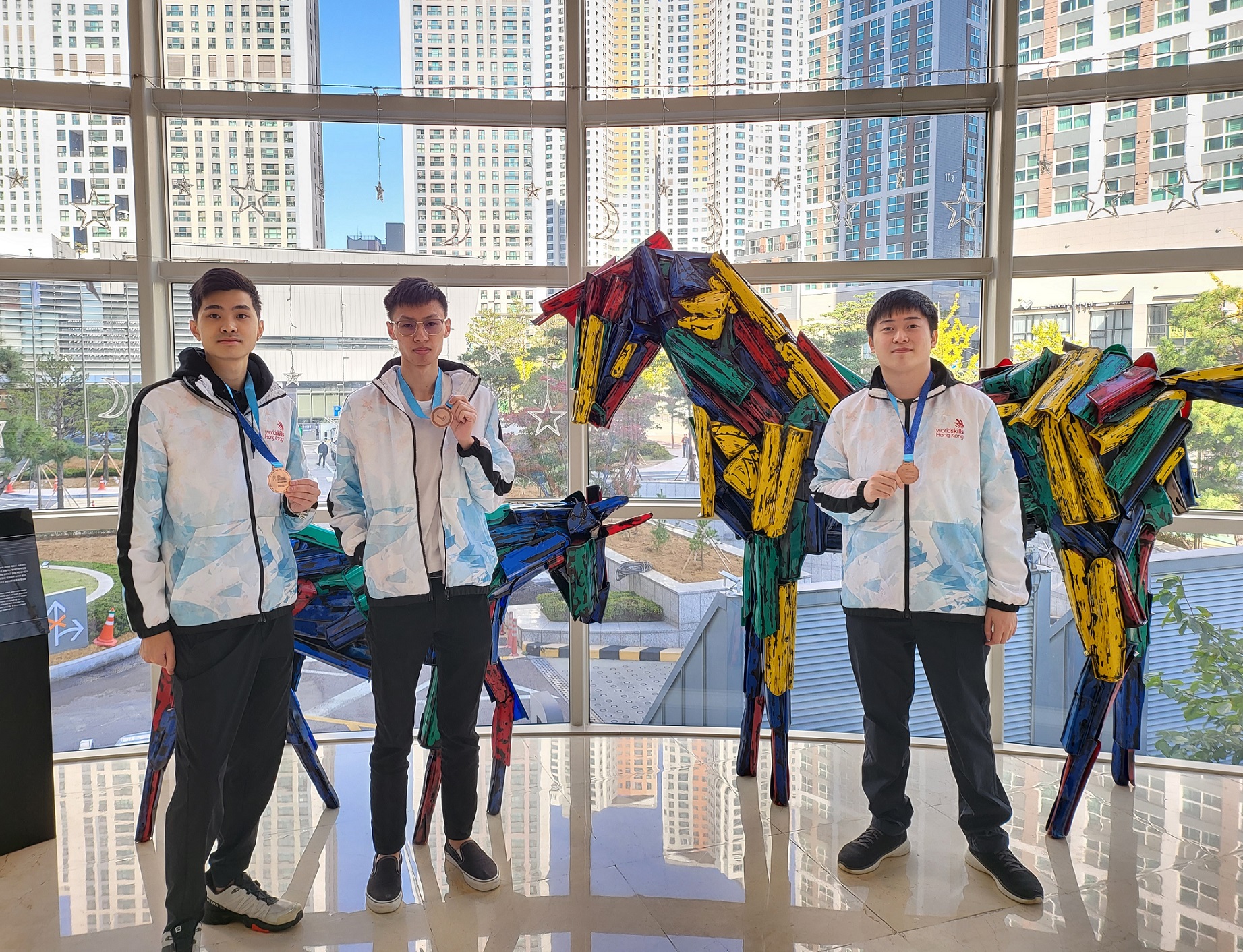 香港代表隊於2022年世界技能大賽特別賽成績為歷年之冠，獲得歷年最多奬牌數目（1金12優異奬章，見附表一）、當中在「3D遊戲技藝」、「雲端運算」及「流動應用程式開發」三個資訊科技相關項目勇奪三面優異獎章