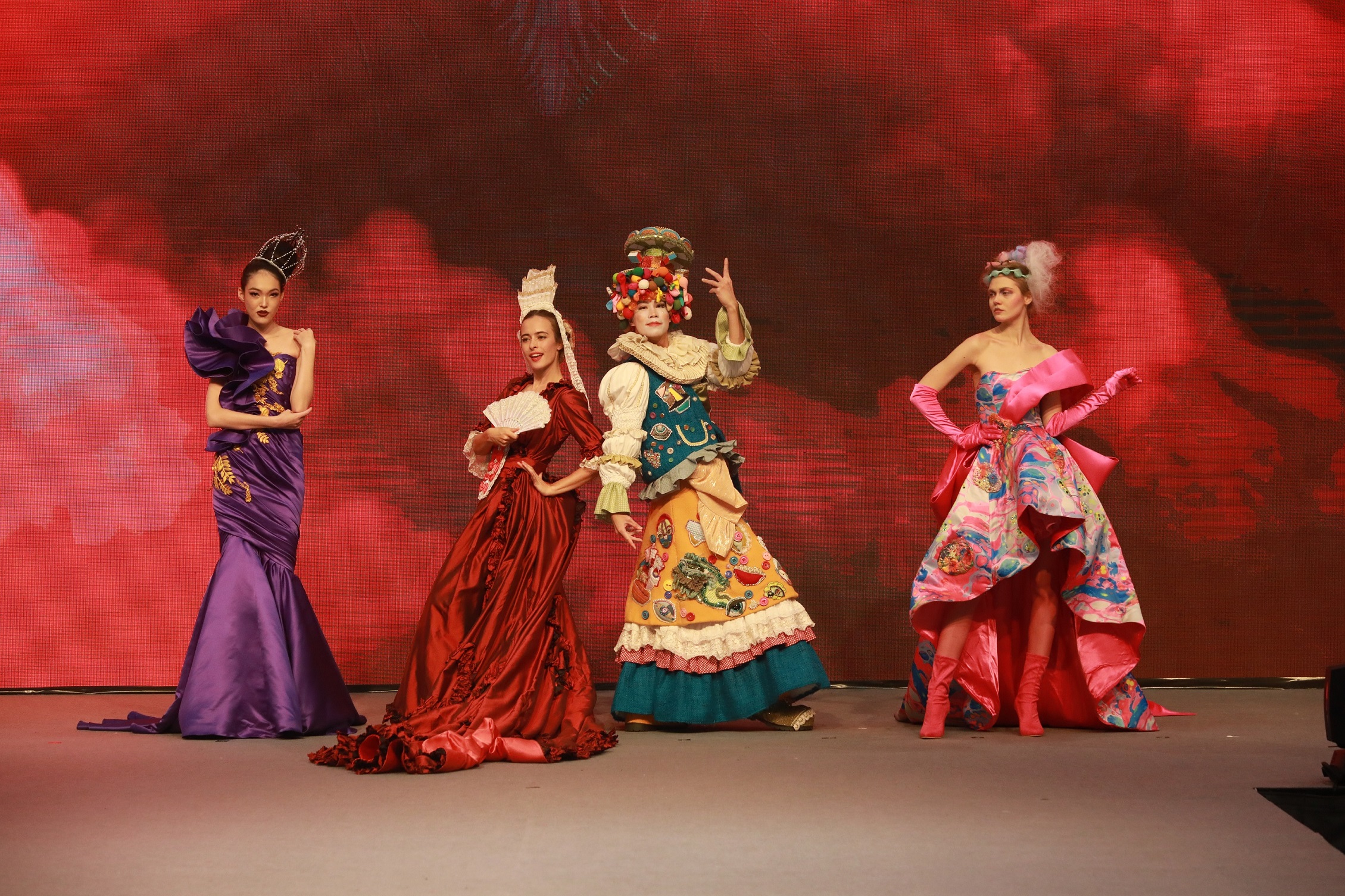 由HKDI举办的「霓裳星梦」时装表演，精心编排的表演融合时装丶舞蹈和音乐元素，舞者和模特儿将为各位观众带来视觉的全新体验
